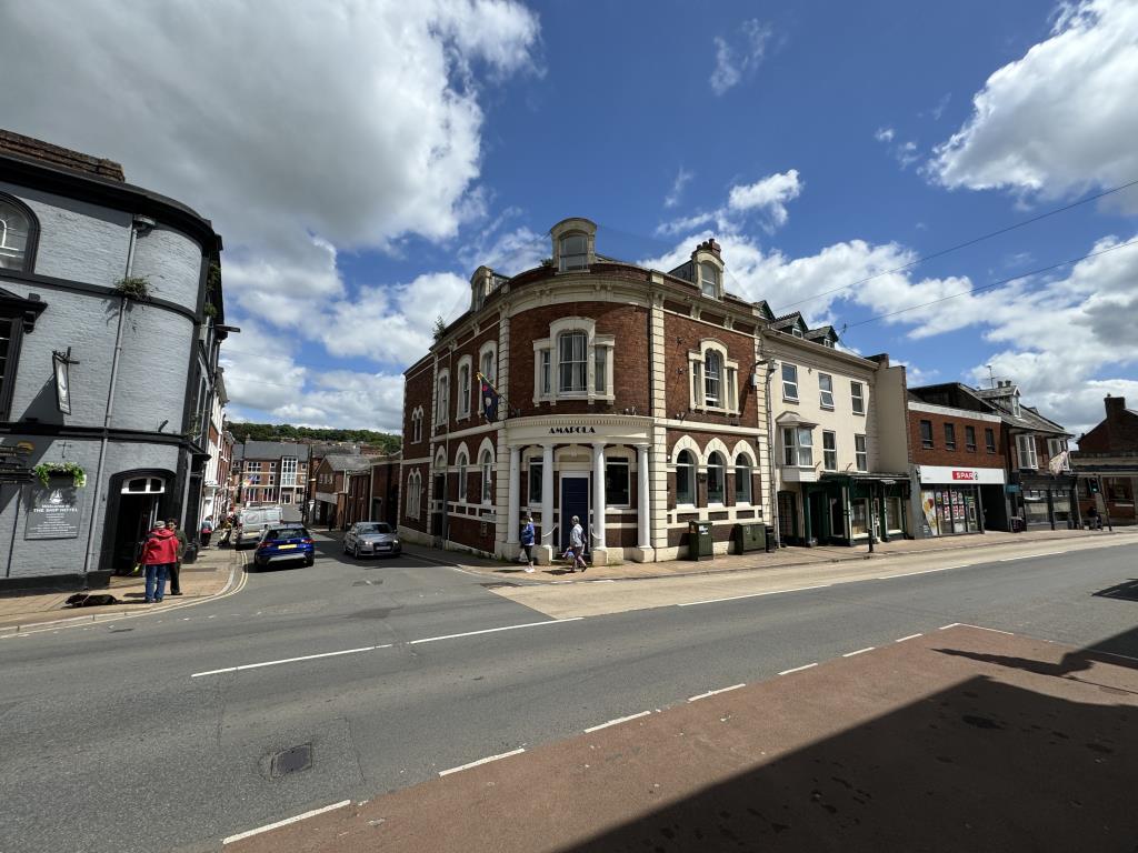 Lot: 161 - TWO-BEDROOM TOP FLOOR FLAT IN CENTRAL LOCATION - Front of the building